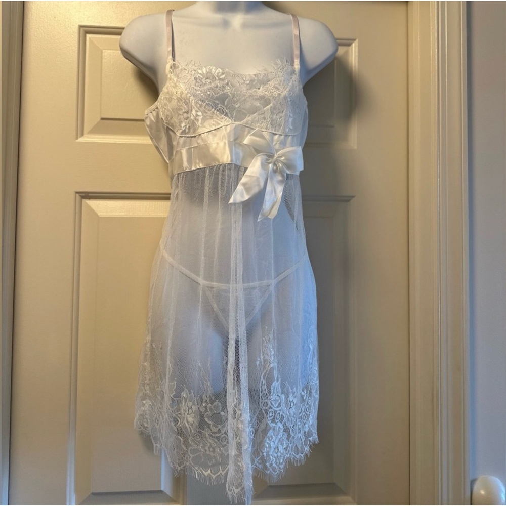 NWOT white Lace Spaghetti Straps and Bow Chemise and thong